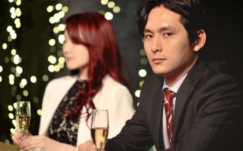 シャンパンを飲む男女