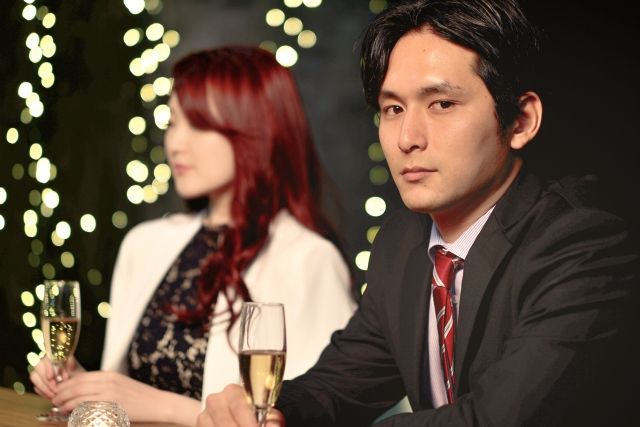 シャンパンを飲む男女