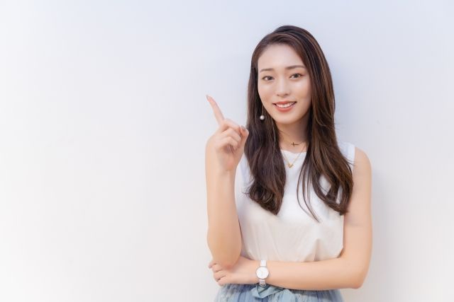 人差し指を立てる女性